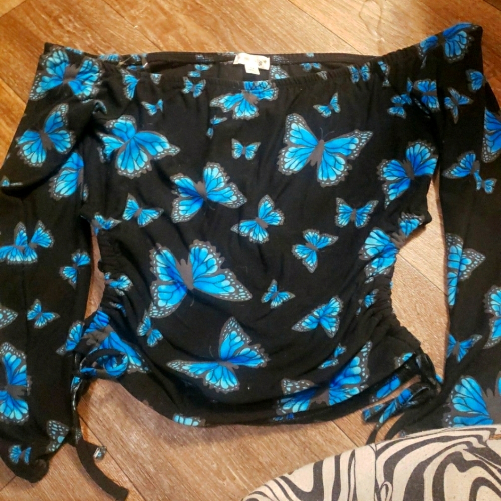 Really cute butterfly top with off sholder